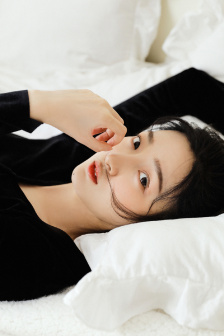 韩国无遮挡吸乳呻吟大片